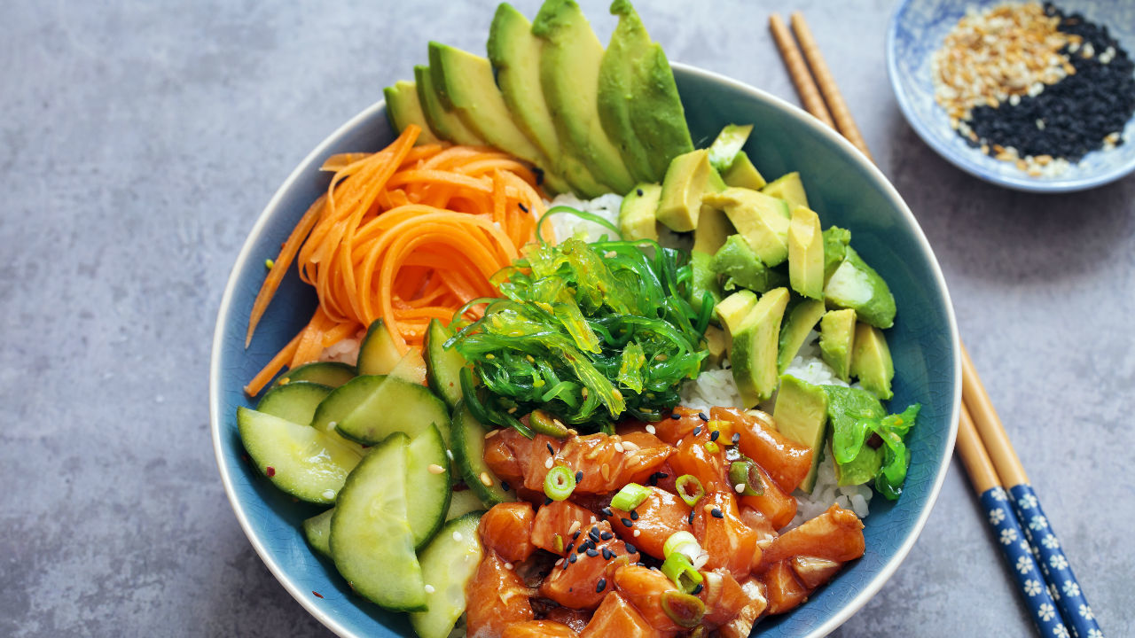 Poke Bowl with Sushi Rice and Mackerel
