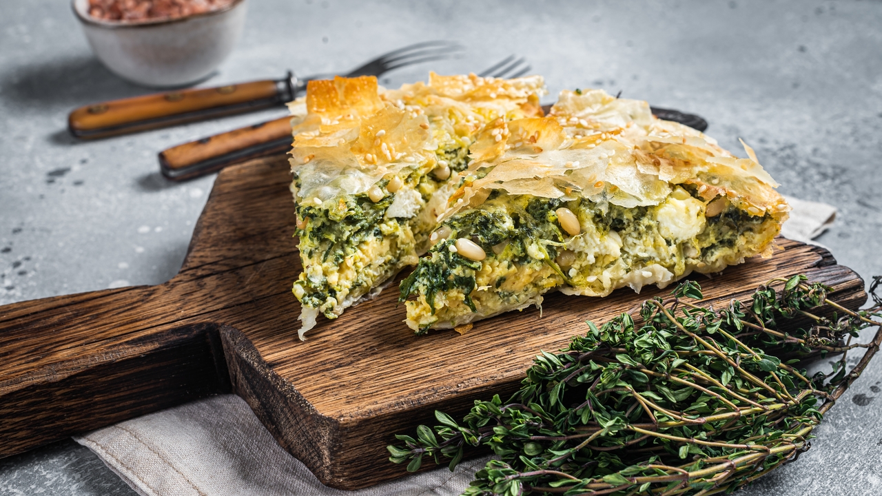 Spanakopita – Crispy Spinach Filo Pie