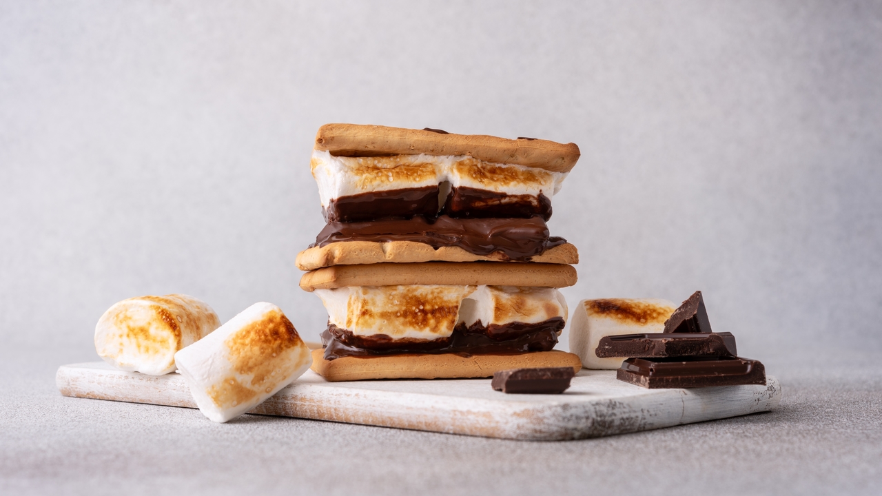 Smores – Toasted marshmallow cookie sandwich